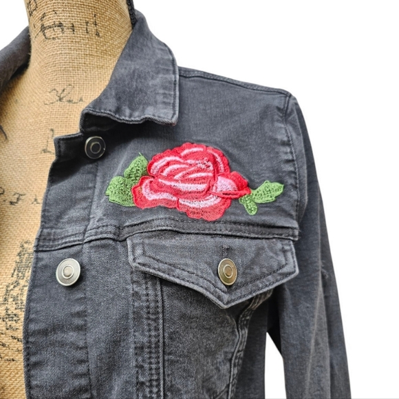 Premium Denim Hammer Jean Jacket With Rose And Tiger Embroidery. - Picture 5 of 10